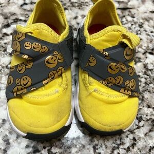 Toddler Nike Smiley Sneaks Size 7